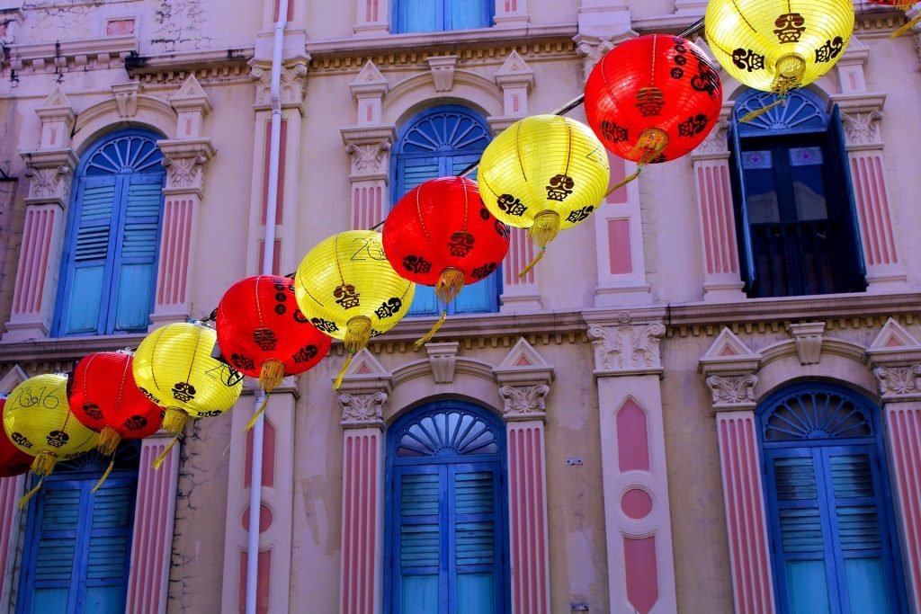 how to travel on a low budget in singapore